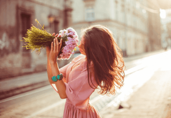 Mẫu phụ nữ “không bao giờ khổ”: 5 nguyên tắc sống giúp phụ nữ hiện đại vừa mạnh mẽ vừa hạnh phúc